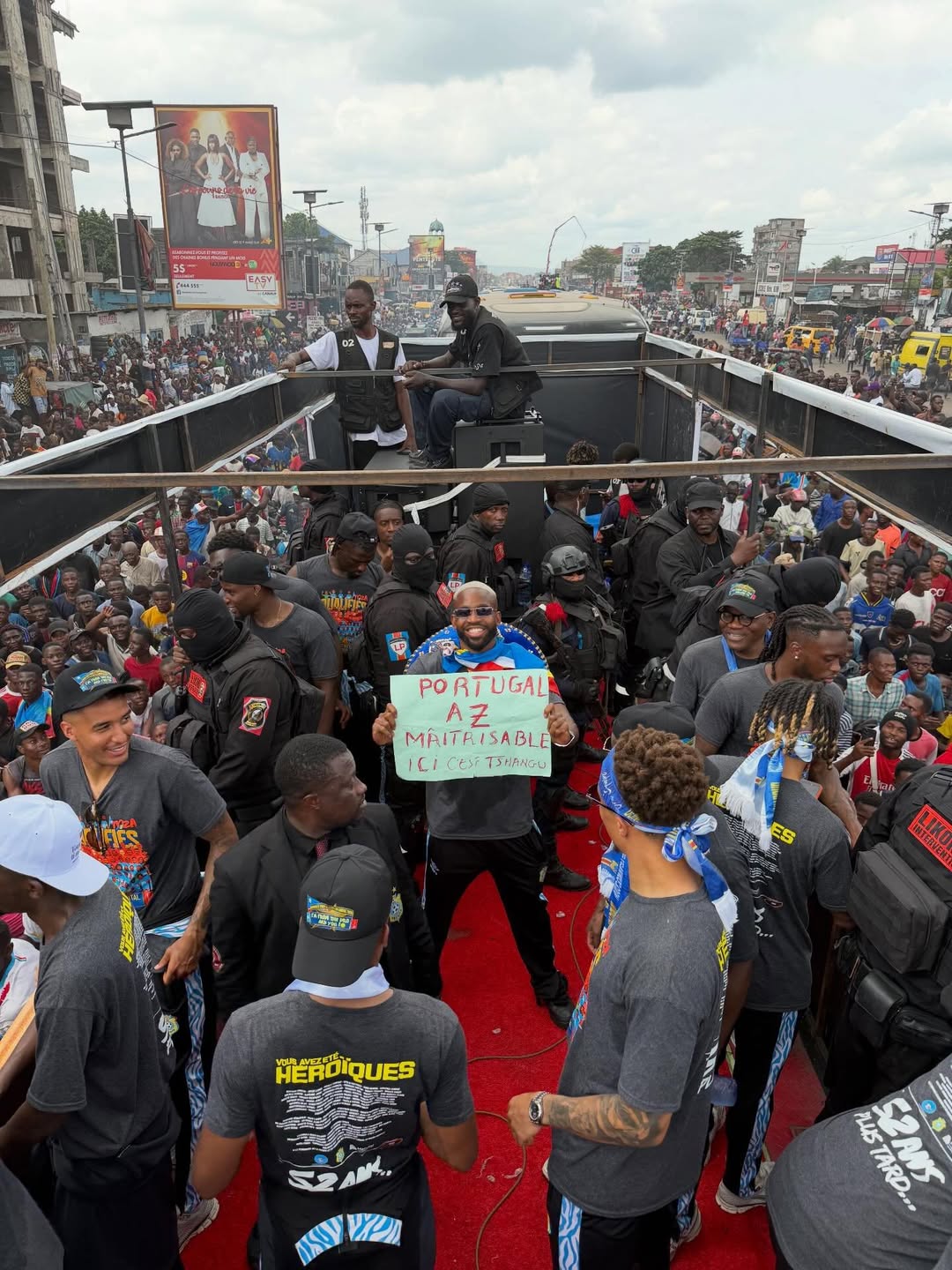 放狠话×2！民主刚果游行庆典，巴坎布举标语：葡萄牙尽在掌握